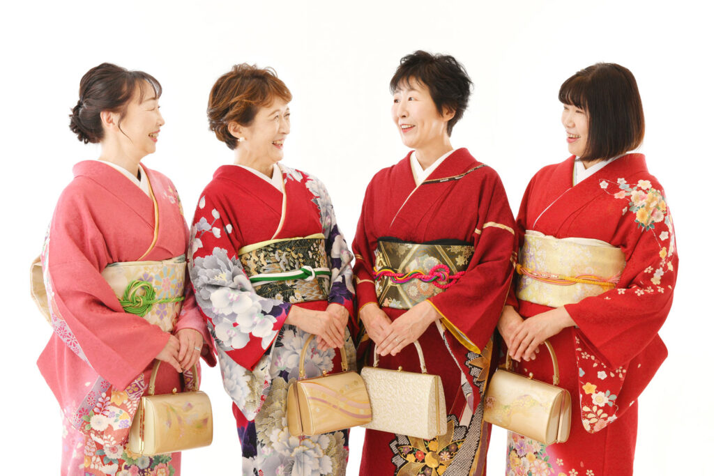 還暦記念に同級生で赤の着物フォト、撮影中も大盛り上がり♪
