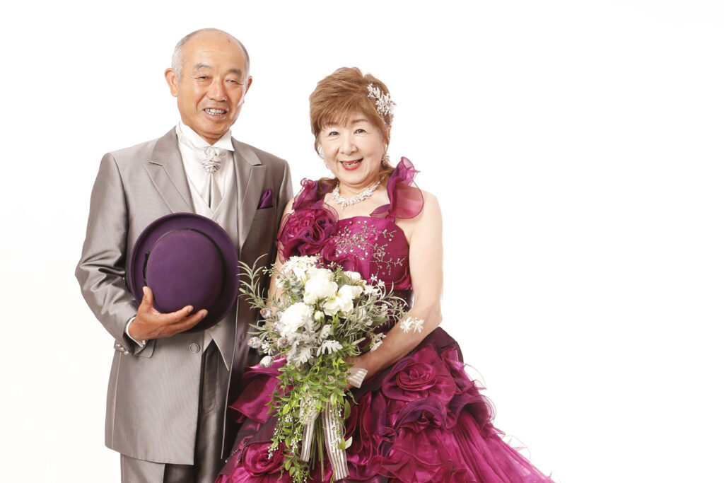 古希祝いもドレスとタキシードでご夫婦で記念写真