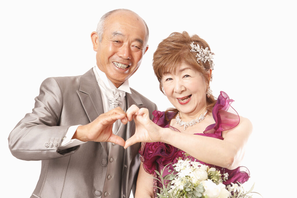 古希祝いもドレスとタキシードでご夫婦で記念写真