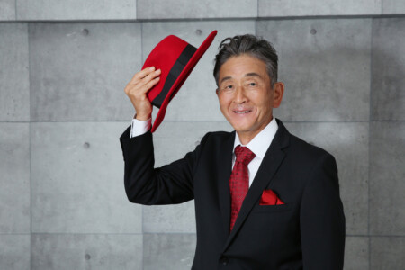 男性の還暦記念写真は赤の小物で揃えるのもおすすめ、お貸出しできます。