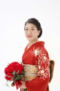 赤い着物で写真撮影