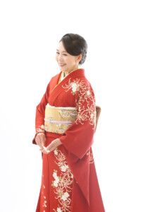 白背景は艶やかなお着物姿がより映えます。赤の着物で還暦写真撮影