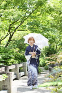 自然な雰囲気で撮影できるのがロケーション撮影の魅力です_還暦スタジオ
