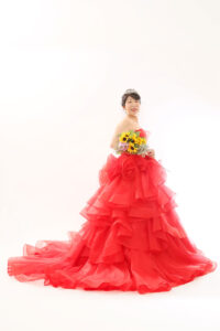 KIYOKO HATAの赤いドレスで還暦記念撮影