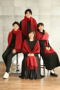 お母様の還暦記念をご家族でお祝い、赤いマフラーが盛り上げます!