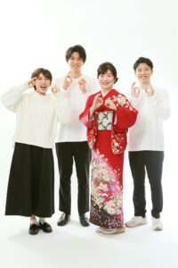 東京都港区の還暦スタジオで赤い着物レンタル・ヘアメイク・写真付きのプランでお母様の還暦をお祝い