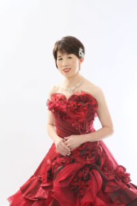 還暦の記念に赤いドレス、ヘアメイク、アクセサリーもセットで!