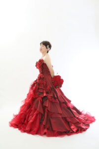 還暦記念に赤のドレスで美しいお写真を残します。