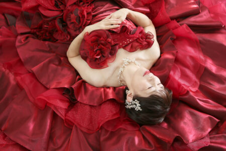 還暦記念のドレス写真、多カット撮影ならドラマチックなポーズもお撮りできます。