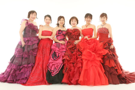 還暦記念に同級生でグループショットを個性に合わせてドレスをお選びいただきました。