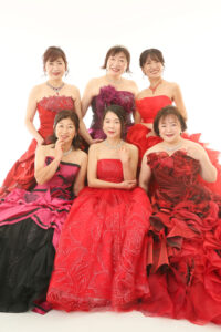 還暦記念に同級生で集まって赤ドレスで記念撮影、素敵です。