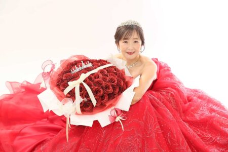 ゴージャスな還暦祝いのバラのブーケを抱えてにっこり!