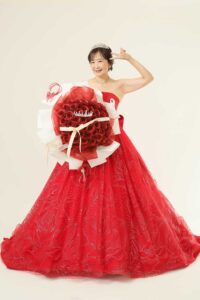 還暦のお祝いにお子様からのプレゼント、大きなバラの花束を抱えて撮影しました