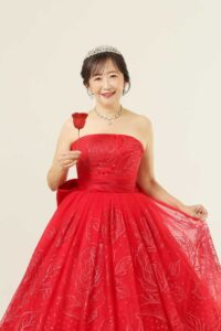 還暦のカラーに合わせた赤いドレスが人気です、素敵な笑顔です