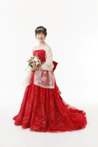 還暦記念のお祝いフォト。赤いドレスにティアラ、淡いショールが似合っています