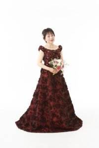 ブラウンのような、深いレッドのドレスはシックに、還暦のご記念にぴったり