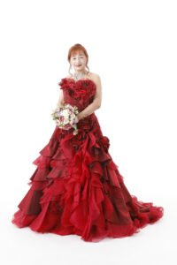 還暦祝いの記念写真に真紅のドレスが映えます、コーディネートしたネックレスも素敵です