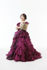 還暦記念フォト、ワインレッドのドレスがゴージャスで笑顔が素敵です^^