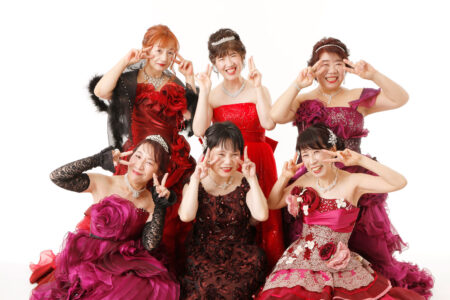 還暦記念に同級生グループショット、撮影現場は大盛り上がり!