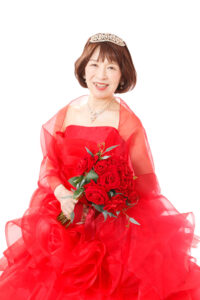 赤のドレスにティアラで華やかに還暦祝いの写真撮影がおすすめ