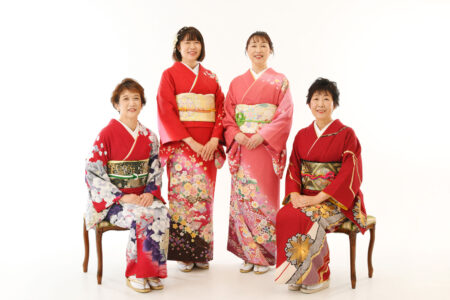 還暦記念にお友達きものフォト!個性が光りますね。