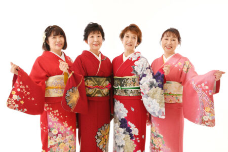 還暦記念に同級生で赤の着物フォト、とても仲良しな4人組でした!