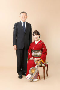 還暦記念に赤のお着物でサプライズの写真撮影