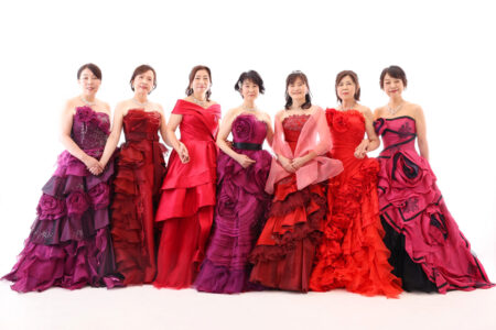 同級生で集まって還暦ドレスフォト!かっこいいです。