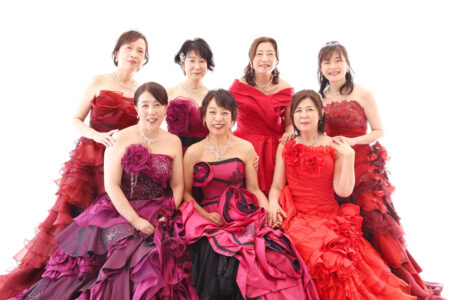 思い思いのドレスを着こなし、お友達同士の還暦ドレスフォトは最高の記念になります!
