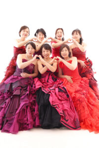 気心知れたお友達同士で集まって還暦ドレスフォトが楽しい!