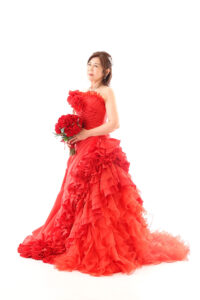 還暦カラーの赤いドレスでしっとりソロ撮影もおすすめです