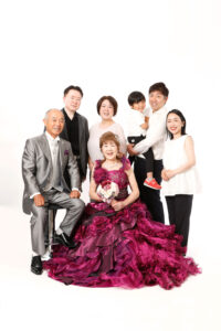 還暦スタジオで撮る古希ドレスで家族写真