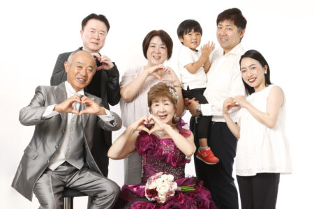 還暦スタジオで撮る、古希祝いもドレスで家族写真
