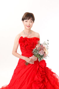 鮮やかな赤いドレスが還暦のご記念に華を添えます。