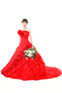 還暦のお祝いに赤いドレスで撮影、凛としておしゃれな雰囲気に仕上がります