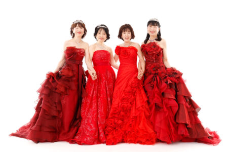 還暦記念写真をお友達とスタジオで撮影するなら赤のドレスがおすすめ
