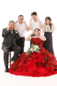 還暦のお祝いにユニークなポーズで楽しいご家族写真もおすすめです!