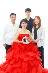 還暦記念の家族写真はカジュアルもフォーマルもどちらも素敵です^^