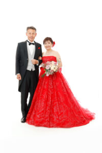 ご主人のタキシードもご用意できます。シックな雰囲気でおしゃれな還暦写真になります♪