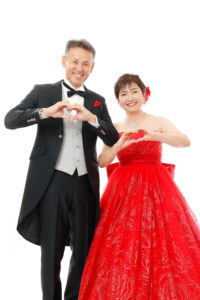 還暦記念のご夫婦ショットはハートで可愛くポーズもおすすめ!