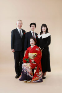 ご主役を囲んだフォーマルなご家族写真は還暦のお祝いにピッタリです