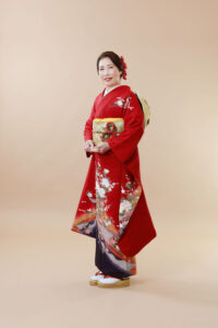 赤いお振袖は全体に華やかで凛としたお写真に仕上がります、笑顔が素敵です^^