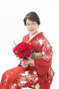 赤の訪問着に赤いバラのブーケを合わせて素敵な還暦ポートレートに仕上がります