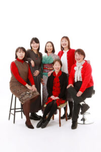 還暦カラーの「赤」がポイントに♪ 楽しい還暦のご記念写真です☆