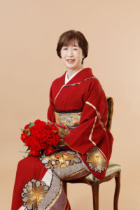 還暦祝いならでは、真紅の訪問着はお顔映りもよく美しい仕上がりに、お着物の着こなしも素敵です。