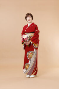 還暦のお祝いおに着物とヘアメイクでとっておきの一枚を演出いたします。