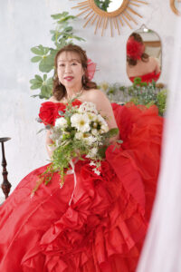 還暦のご記念を華やかに残すなら赤いカラードレスがオススメです