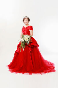 還暦のご記念に赤のドレスで写真撮影、溢れる笑顔が素敵です^^