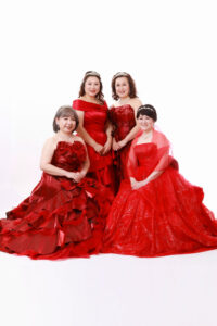 還暦のお祝いに赤ドレスでグループショット!