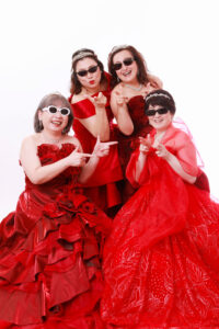 撮影中も大盛り上がり!サングラスがいい感じです!